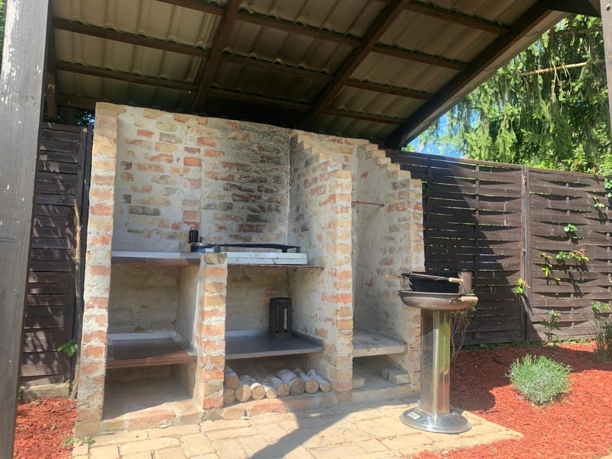 Gunarasi Villa Jacuzzival Dombóvár Kültér fotó